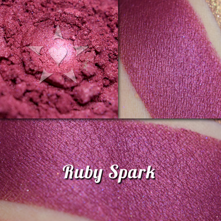 Color of the Year "Viva Magenta" - Capsule Collection Eyeshadow Sets